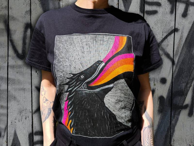T-Shirt Drachen Black Dragon Shirt Retro Grafik Unisex Vintage Magic Feuer Und Regenbogen Darkart Fantasy von Miaum