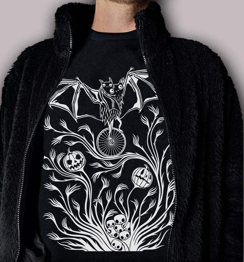 T-Shirt Fledermaus Witchy Print Mystisch Pumpkin Skulls Flowers Bats Gothic Fashion Shirt Halloween Idee Unisex von Miaum