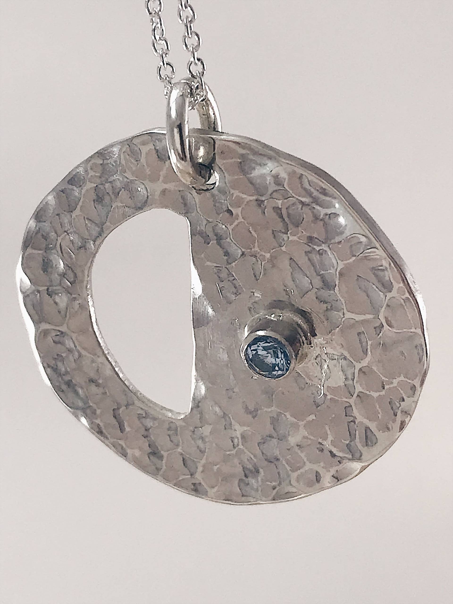 Aquamarin Und Silber Anhänger Mit Ausschnitt, Kreis Disc Halskette, Ausgeschnitten, Mibbie Schmuck von MibbieJewelry