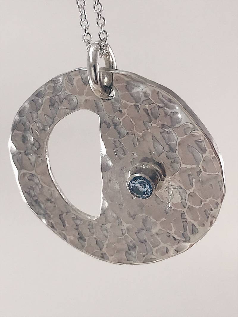 Aquamarin Und Silber Anhänger Mit Ausschnitt, Kreis Disc Halskette, Ausgeschnitten, Mibbie Schmuck Aquamarin Und Silber Anhänger Mit Ausschnitt, Kreis Disc Halskette, Ausgeschnitten, Mibbie Schmuck von MibbieJewelry