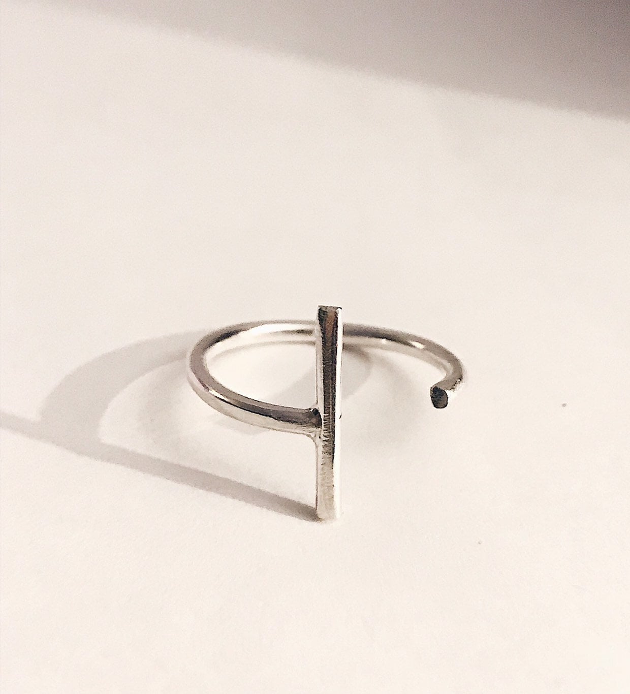 Einzelne Bar Stapelring, T-Bar, Offene Verstellbare Modern, Stapler Mibbie von MibbieJewelry