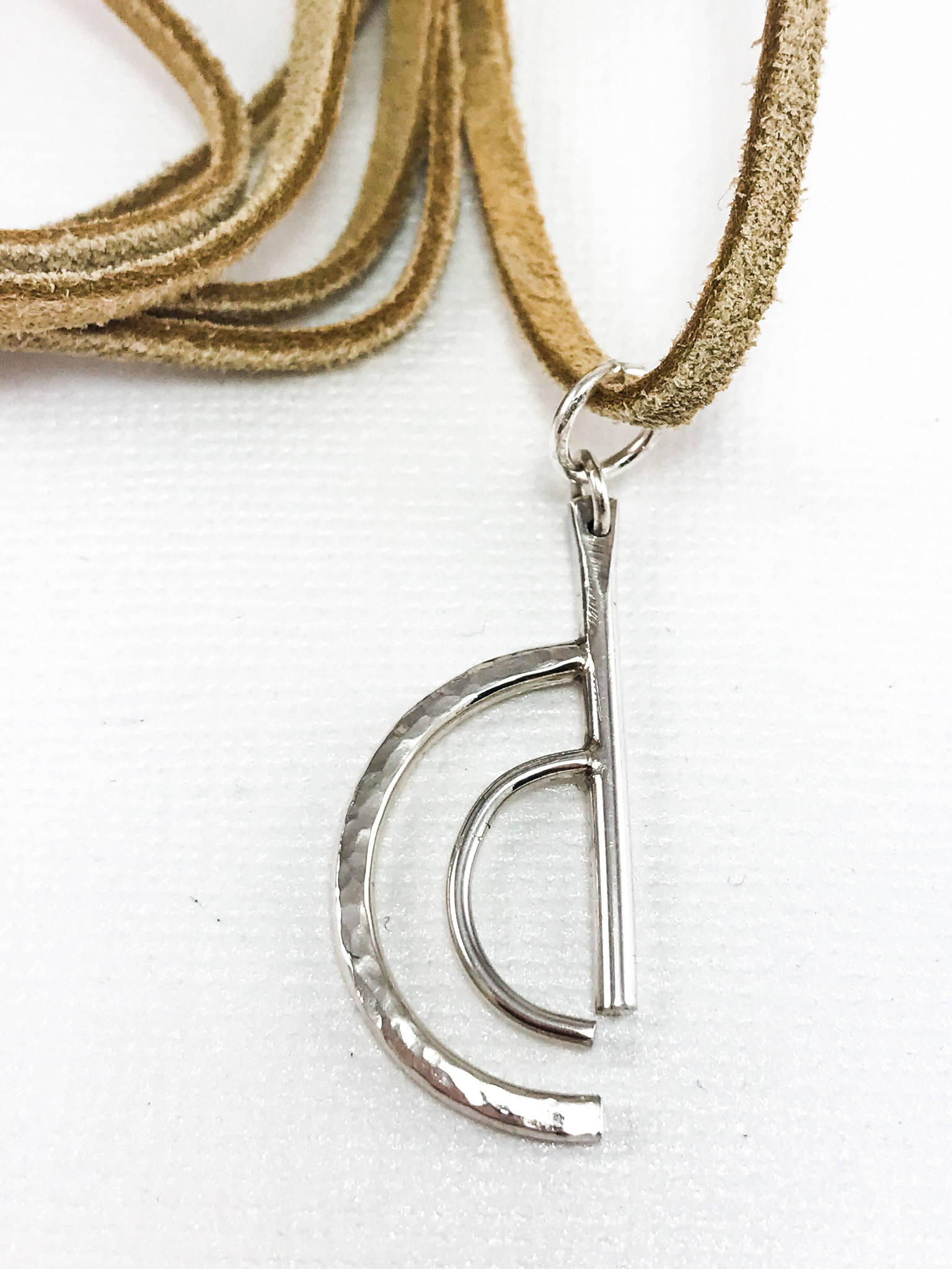Sterling Silber Moderne Kurve Bar, Doppelte Kette, Hammer Textur, Stammes, Wildleder Multi-Wickeln Boho, Halbkreis, Minimalistisch von MibbieJewelry