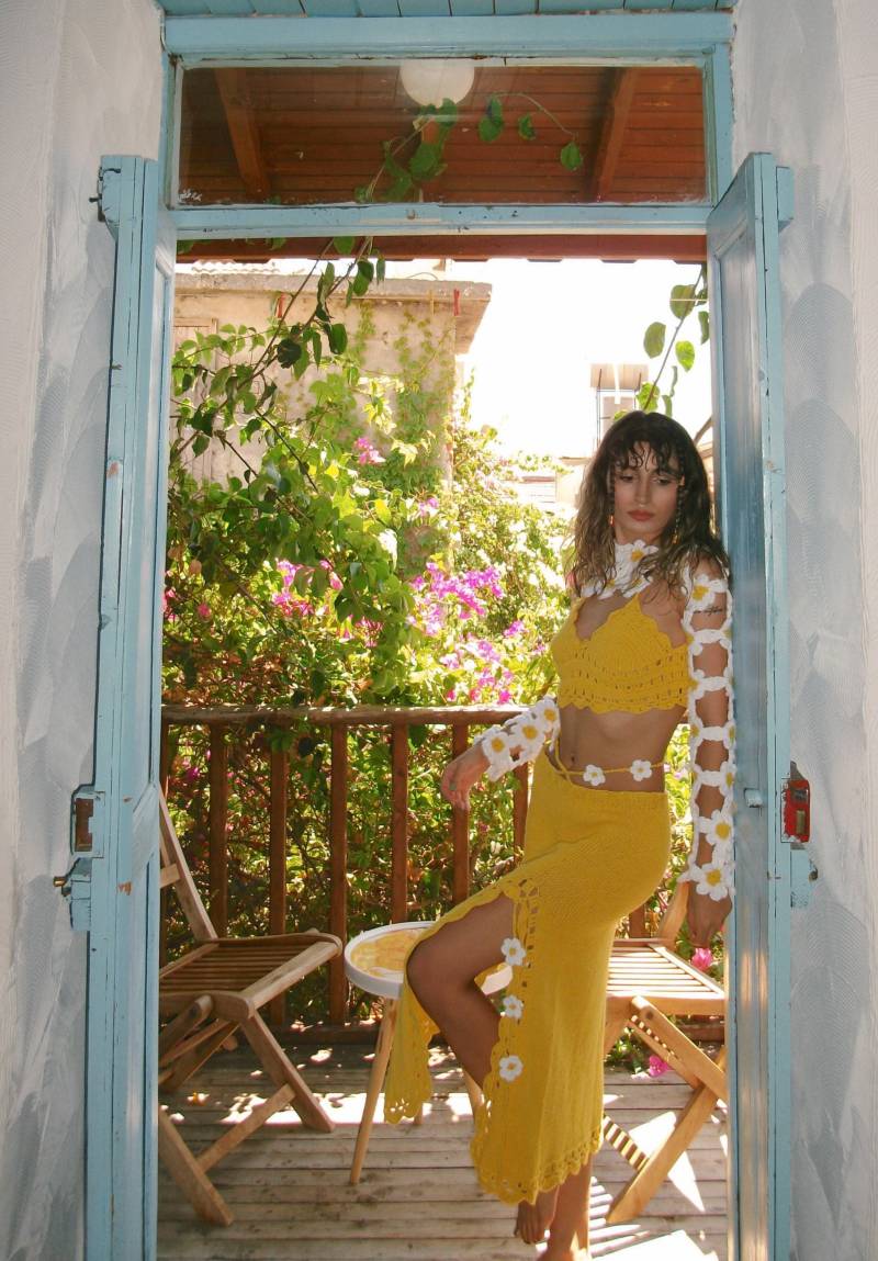 Handgemachter Gelber Häkelrock Maxi Mit Gänseblümchenakzenten, Recycled Cotton von Mibudesign