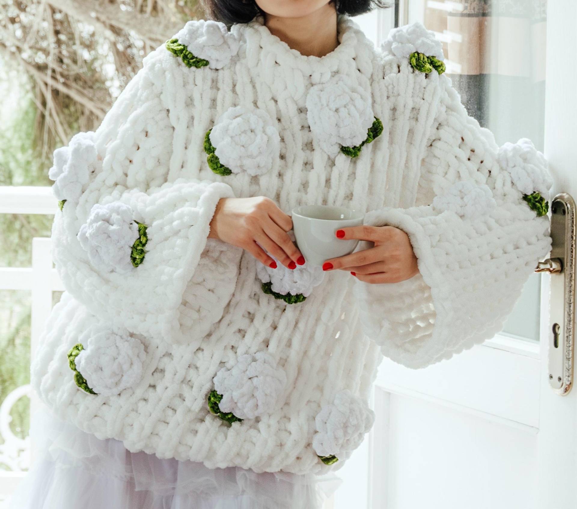 Handgefertigte Grobstrick Blumen Pullover | 3D Rosen Artwear von Mibudesign