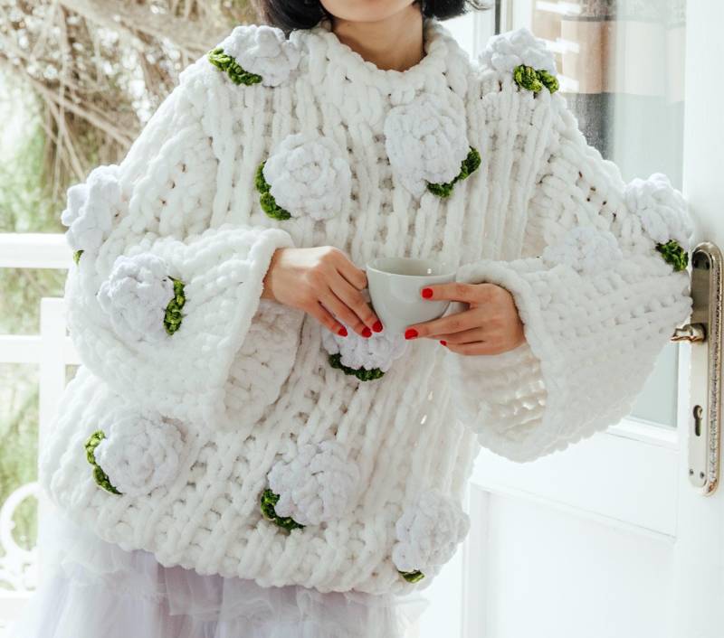 Handgefertigte Grobstrick Blumen Pullover | 3D Rosen Artwear von Mibudesign