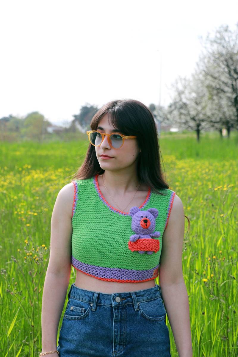 Handgemachtes Strick-Crop Top Mit 3D Teddybär, Aus Recycelter Bio-Baumwolle von Mibudesign