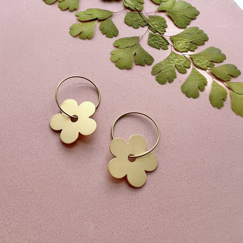 Gold Blume Creolen - Minimal Floral Schmuck Muttertagsgeschenk Geschenk Für Sie Sommerschmuck Brautjungfer von MicaPeet