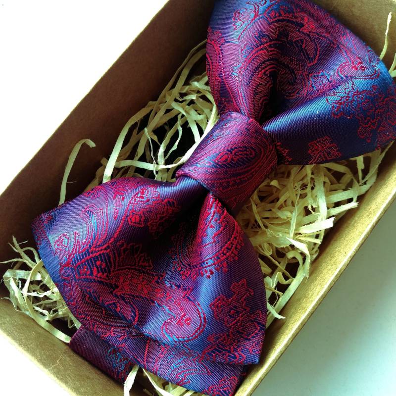 Lila Paisley Fliege Gebundene Herrenfliege Aus Satin von Miccu