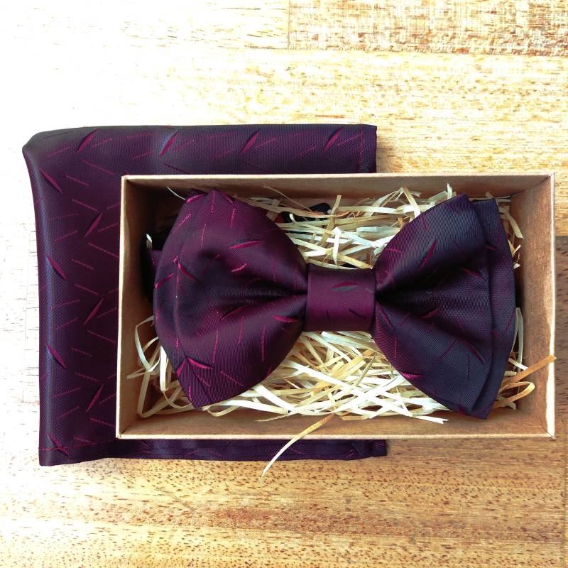 Weinrote Satinfliege Handgemachte Herrenfliege, Fertig Gebunden von Miccu