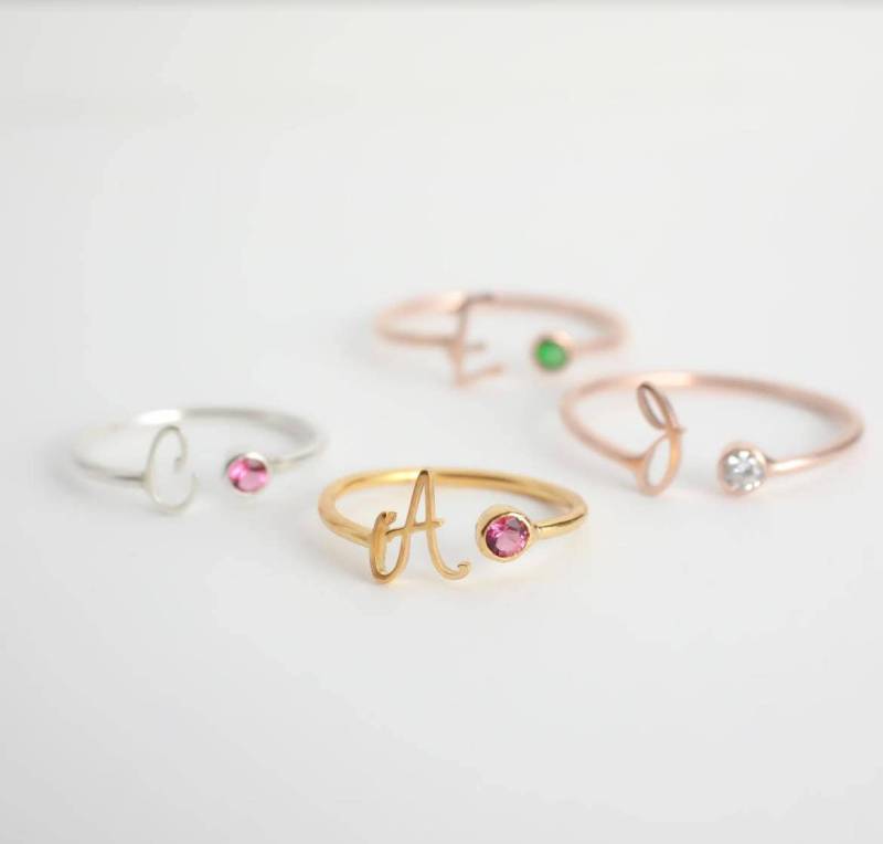 Initial Ring - Benutzerdefinierte Name Edelstein Stapelringe Zierlicher Birthstone Abschlussgeschenk Mutter Geschenk Weihnachtsgeschenk von MichPersonalized