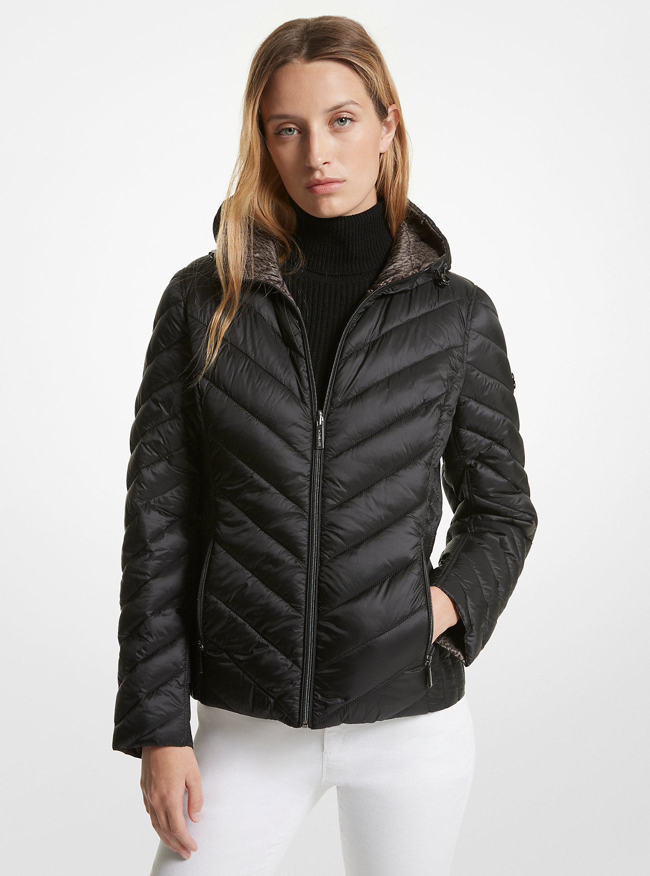 MK Komprimierbare, Wendbare Daunenjacke Aus Abgestepptem Nylon Mit Signature-Logo - Schwarz - Michael Kors MK Komprimierbare, Wendbare Daunenjacke Aus Abgestepptem Nylon Mit Signature-Logo - Schwarz - Michael Kors von Michael Kors Outlet