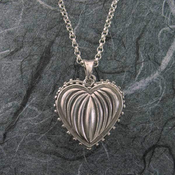 Silber Großes Geripptes Herz 2 Bilder Locket Silber Großes Geripptes Herz 2 Bilder Locket von MichaelBromberg