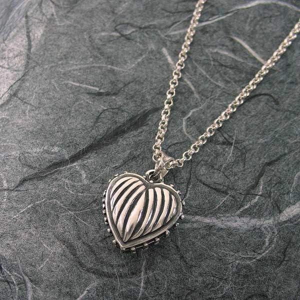 Silber Kleines Geripptes Herz 2 Bilder Locket Silber Kleines Geripptes Herz 2 Bilder Locket von MichaelBromberg