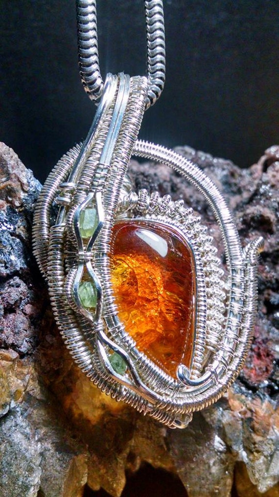 Draht Gewickelt Anhänger Bernstein, Grüner Demantoid Granat | x3, Sterling Silber. "C'est La Vie" Draht Gewickelt Anhänger Bernstein, Grüner Demantoid Granat | x3, Sterling Silber. "C'est La Vie" von MichaelDavidDesigns