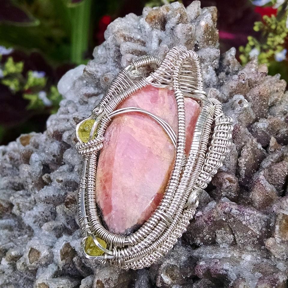 Draht Gewickelt Anhänger Rhodochrosit Cabochon, Gelb Diopsid | x2. Sterling Silber Draht Gewickelt Anhänger Rhodochrosit Cabochon, Gelb Diopsid | x2. Sterling Silber von MichaelDavidDesigns