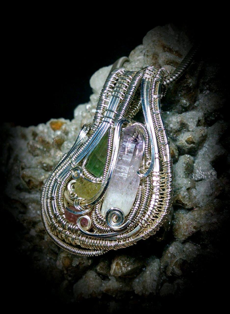 Wire Wrapped Anhänger Wassermelonenturmalin, Vera-Cruz-Amethyst, Goldener Apatit, Pinker Turmalin. Eingewickelt in Sterling Silber. "Kaledonien" Wire Wrapped Anhänger Wassermelonenturmalin, Vera-Cruz-Amethyst, Goldener Apatit, Pinker Turmalin. Eingewickelt in Sterling Silber. "Kaledonien" von MichaelDavidDesigns