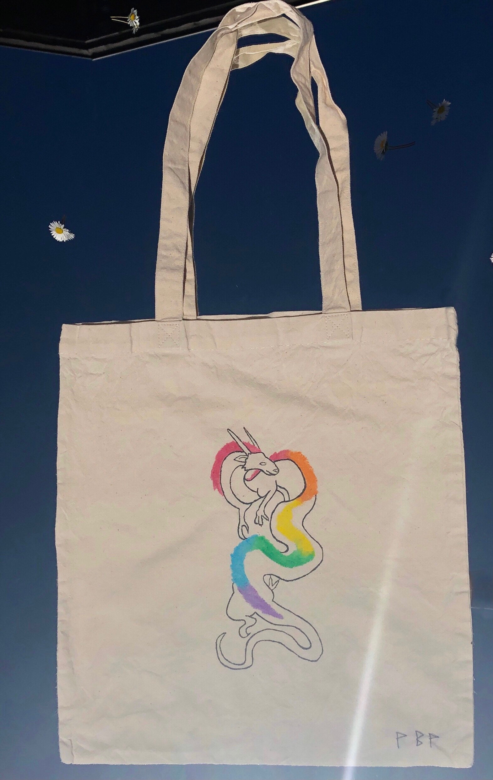 Lgbtq Tragetasche Jutebeutel Drache Pride Subtile Regenbogen Variationen Verschiedene Flaggen Lgbtq Tragetasche Jutebeutel Drache Pride Subtile Regenbogen Variationen Verschiedene Flaggen von MichaelasArtPrints