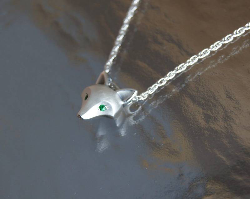 Fuchskopf Anhänger, Sterling Silber Mit Farbigen Stein Augen. Seidenmatte Oberfläche Fuchskopf Anhänger, Sterling Silber Mit Farbigen Stein Augen. Seidenmatte Oberfläche von Michaeltatom