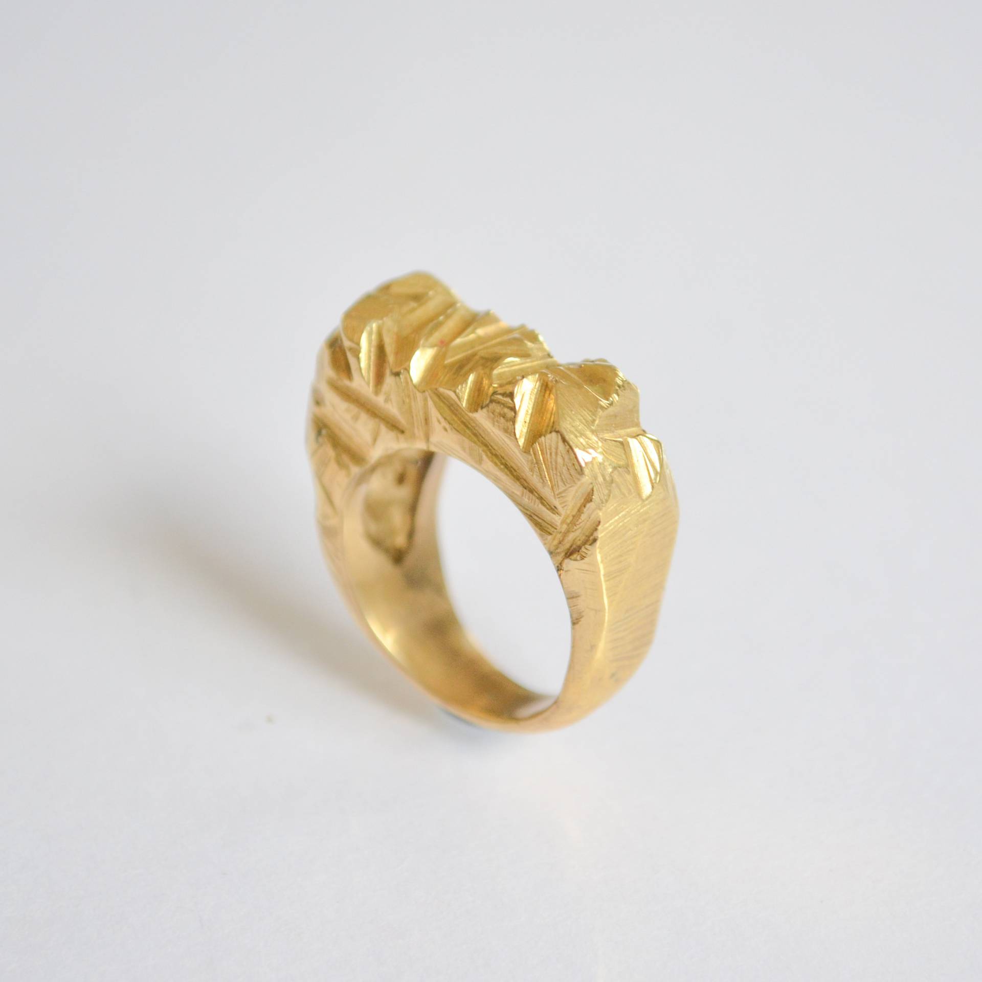 Einzigartiger Avantgarde Ring, Ungewöhnlicher Statement 14K Gelbgold Chunky Ring Für Frauen, Boho Designer Gothic Mode von MichalBenAriJewelry