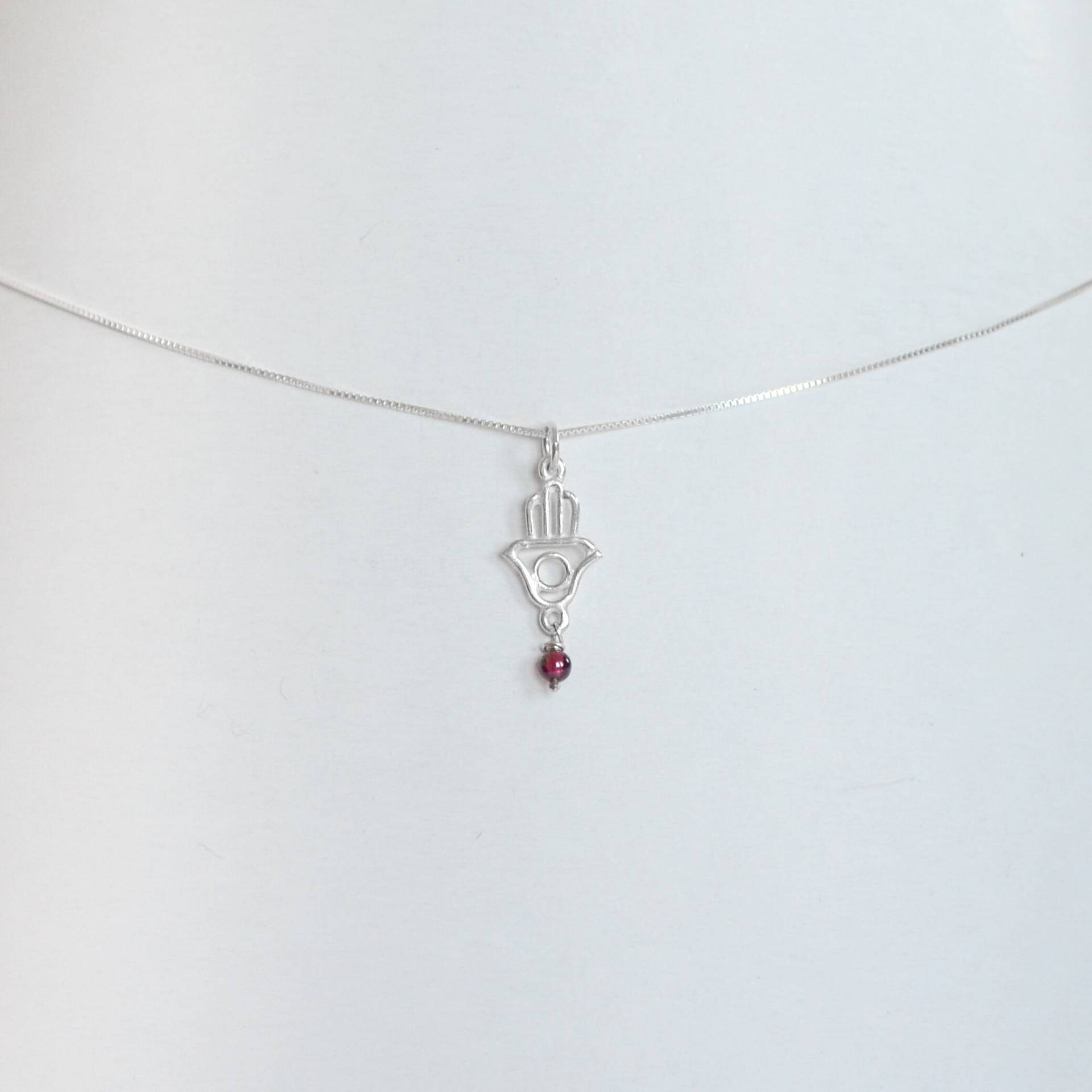 Kleine Hamsa Hand Halskette, Zierliche Silber Granat Anhänger Handgemachte Alltägliche Viel Glück Halskette von MichalBenAriJewelry
