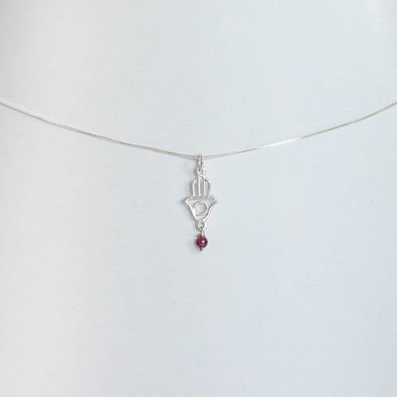 Kleine Hamsa Hand Halskette, Zierliche Silber Granat Anhänger Handgemachte Alltägliche Viel Glück Halskette von MichalBenAriJewelry