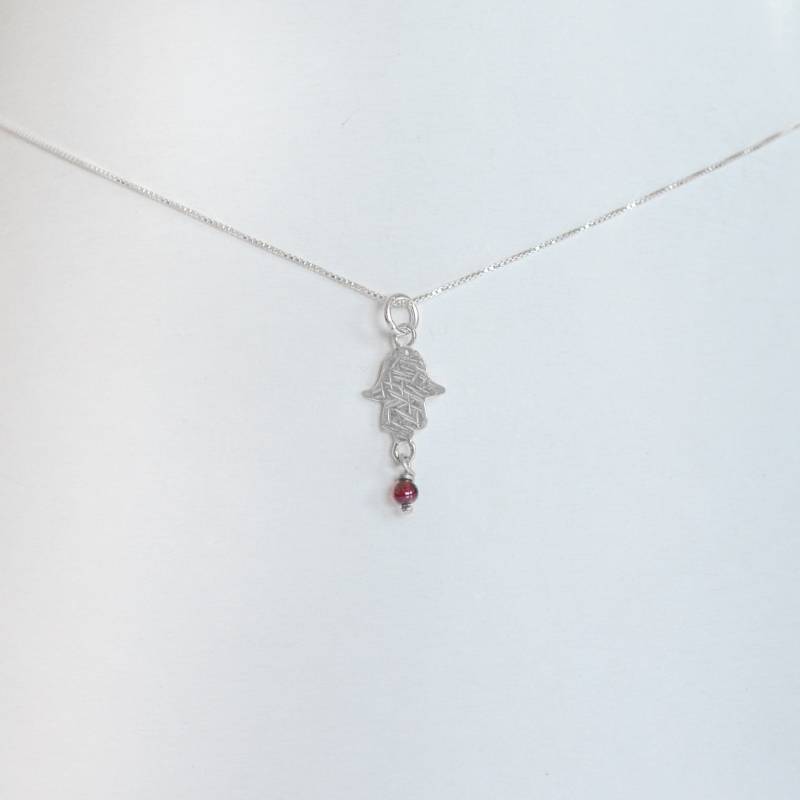 Silber Hamsa Hand Halskette, Zarte 925 Einfache Kurze Granat Anhänger, Fledermaus Mitzvah Geschenke, Kleine Glück Halskette von MichalBenAriJewelry