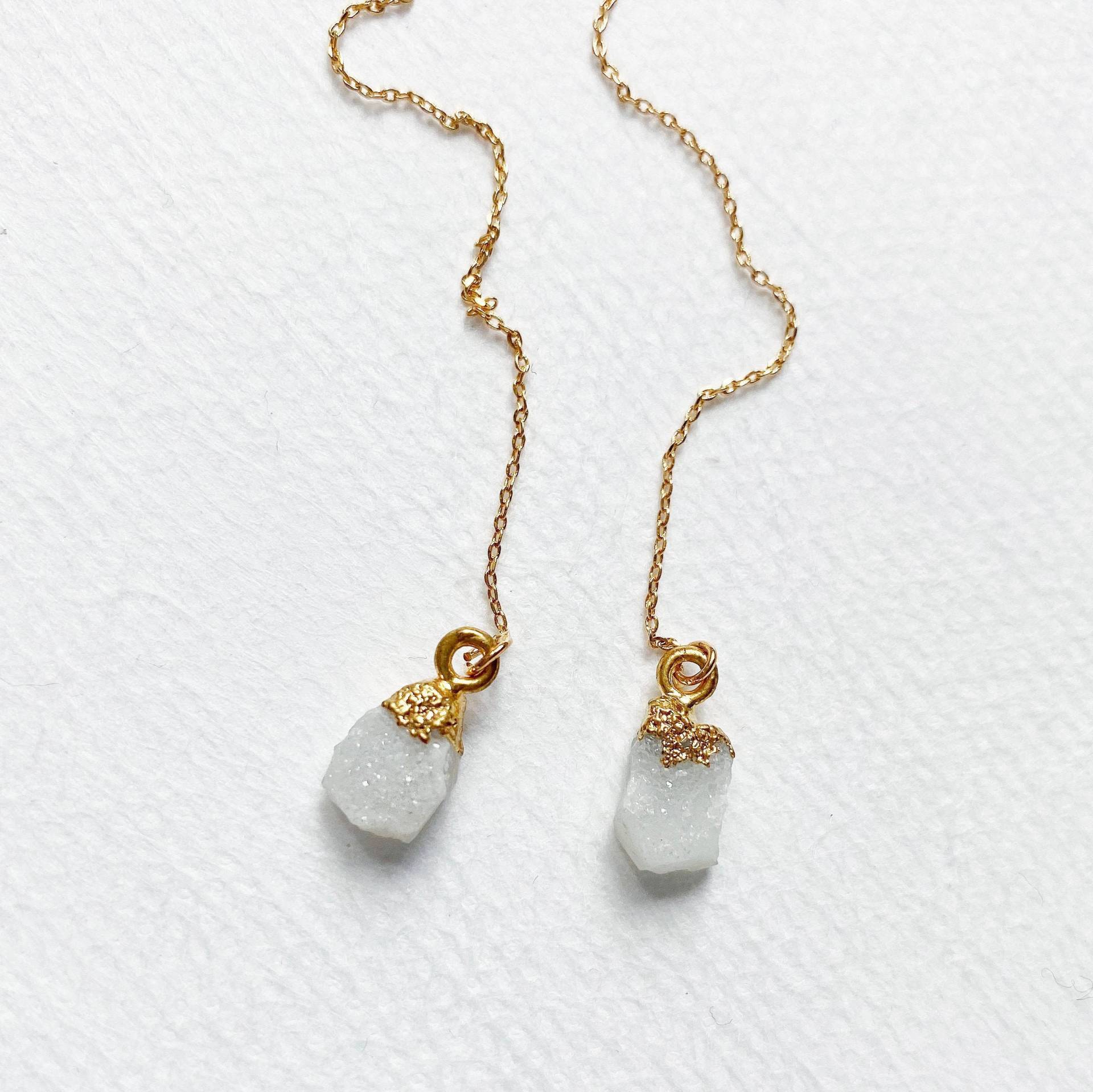Threader Ohrringe - Roh Weiß Achat Kristall 14K Gold Gefüllt Ohrringe, Kabel Kette Threader Ohrringe - Roh Weiß Achat Kristall 14K Gold Gefüllt Ohrringe, Kabel Kette von Micharzoee