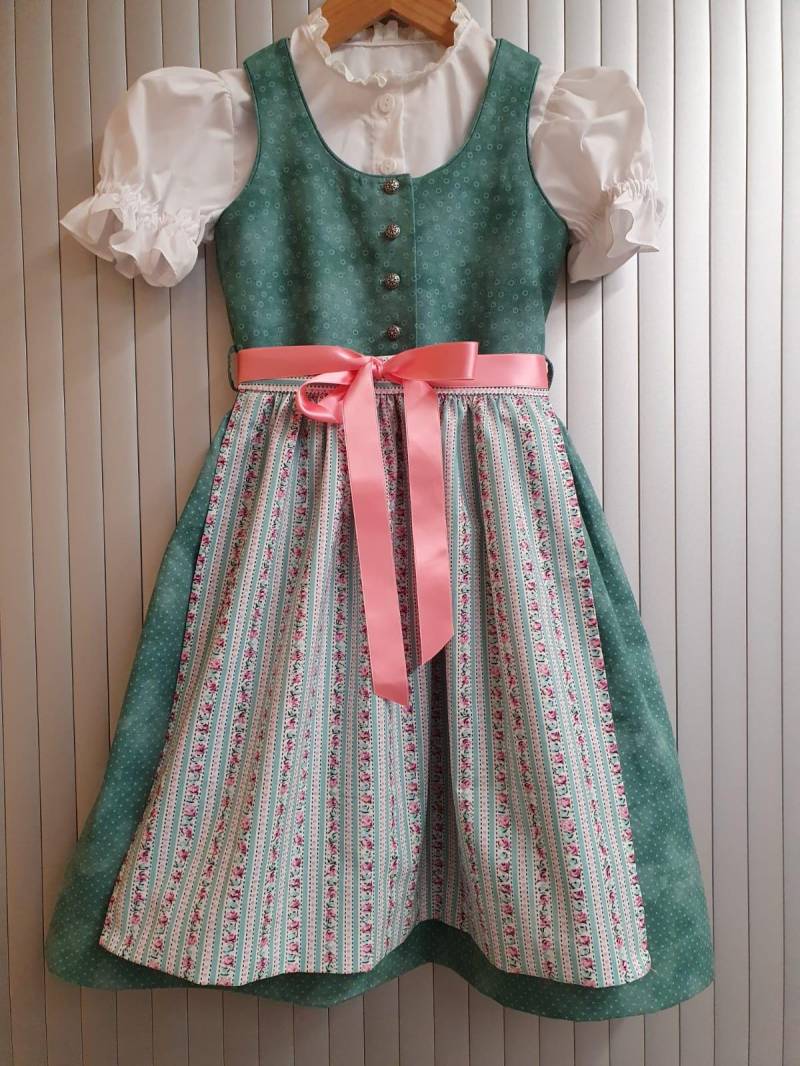 Kinderdirndl Salbei Mit Zwei Verschiedenen Schürzen Größe 116 von MichasHobby