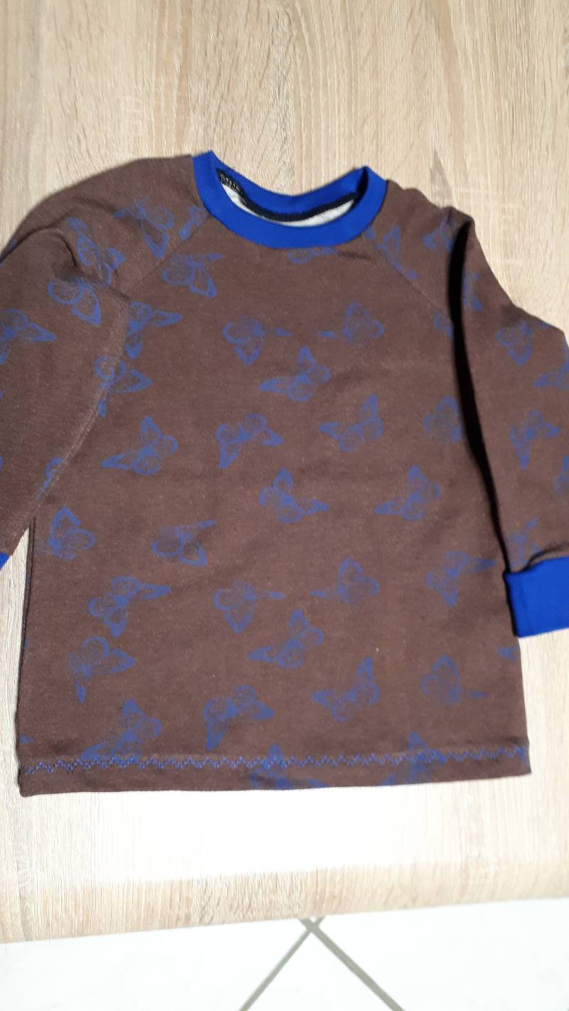 Schönes Braunes Raglanshirt Mit Blauen Schmetterlingen Größe 110 von MichasHobby