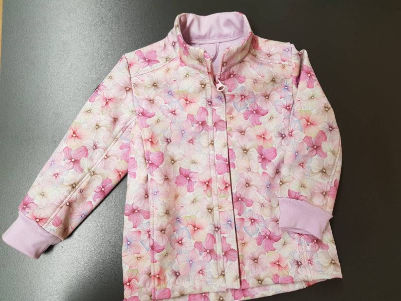 Softshelljacke Mädchen Mit Zarten Blüten Größe 92 von MichasHobby