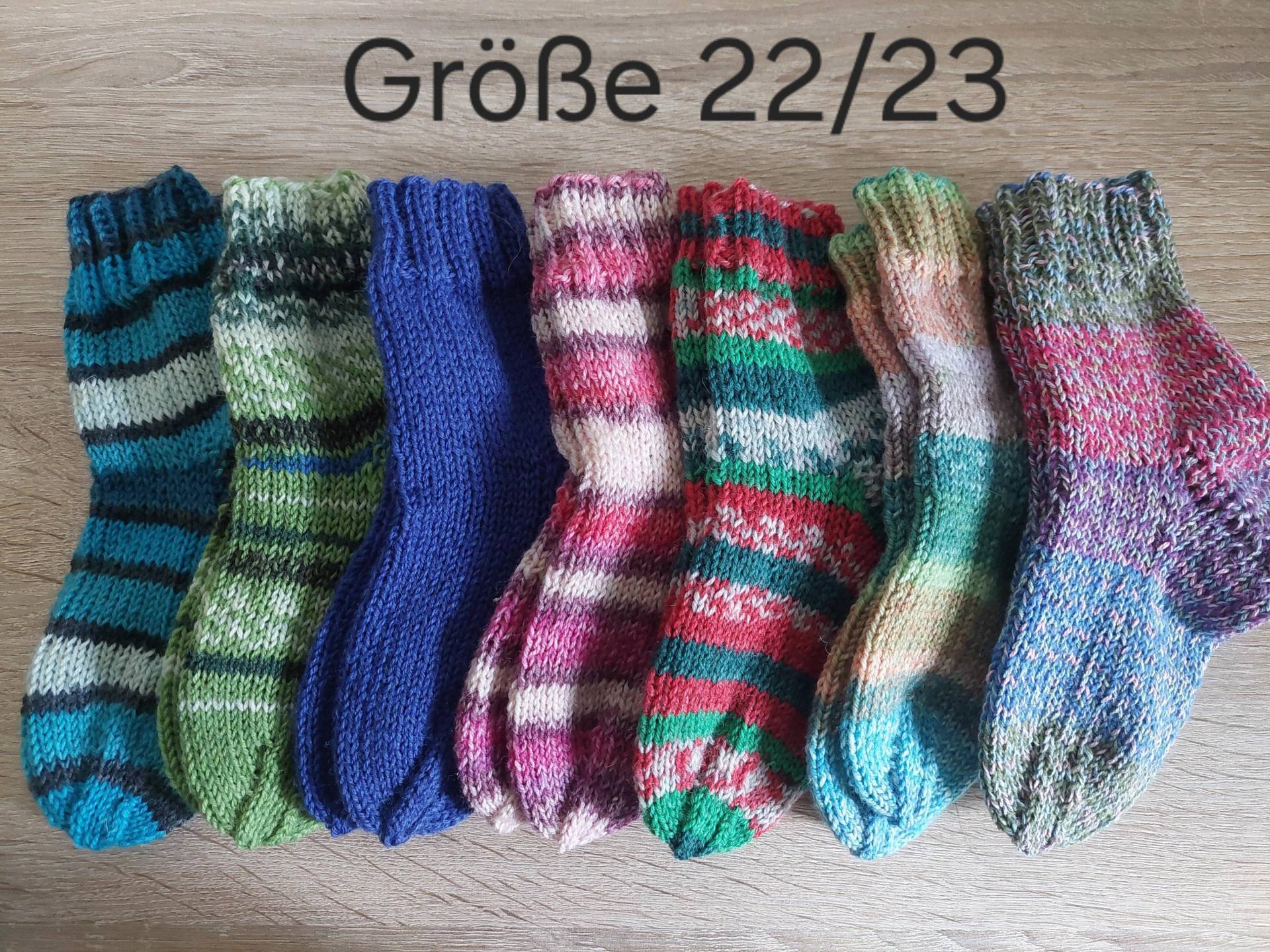 Liebevolle Kindersocken Handgestrickt Größe 22/23 von MichasStrickwelt