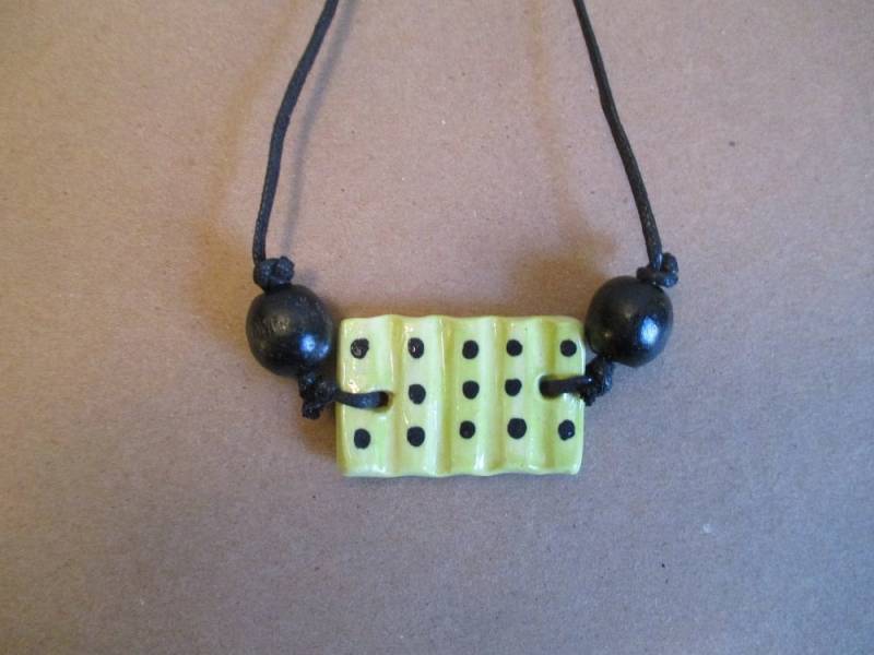 Handgemachte Keramik Anhänger Halskette Chartreuse Dot Perle Handgemachte Keramik Anhänger Halskette Chartreuse Dot Perle von MicheleRoseStudio
