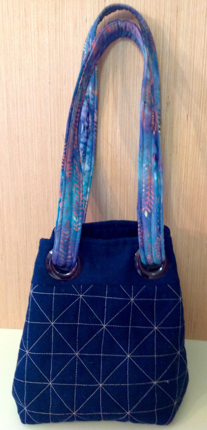 Blau Gesteppte Baumwolle Kleine Einkaufstasche Batik Futter, Crossbody Option von MichelleBsEmbroidery