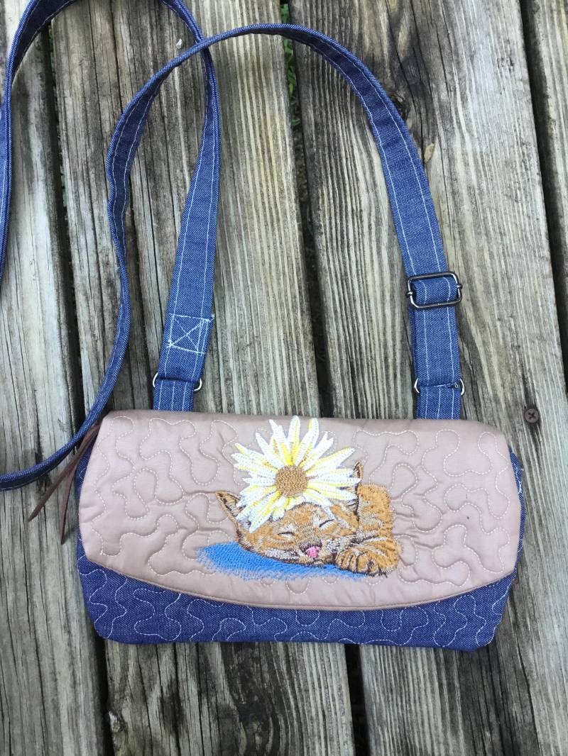 Gestickte Kätzchen Denim Clutch Tasche Handgemachte Gesteppte Schultertasche von MichelleBsEmbroidery
