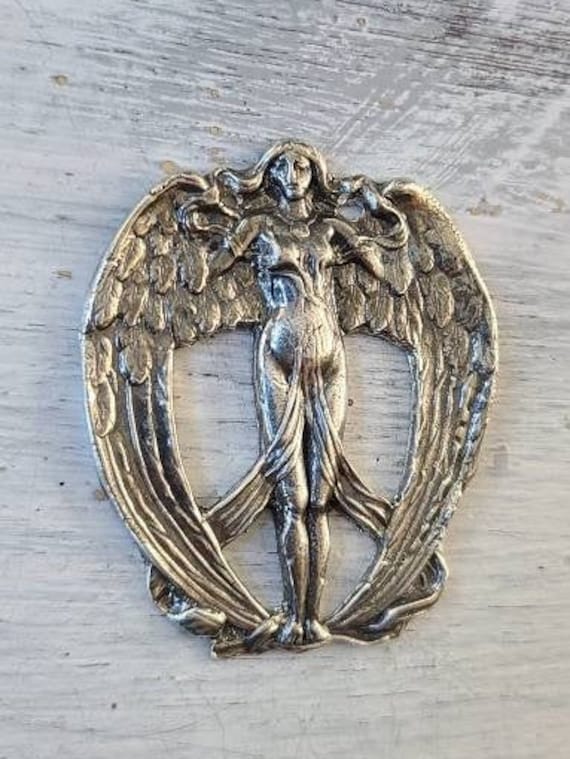 Kraft Auf Flügeln Handgemachter Silberanhänger Kraft Auf Flügeln Handgemachter Silberanhänger von MichelleInkdesigns