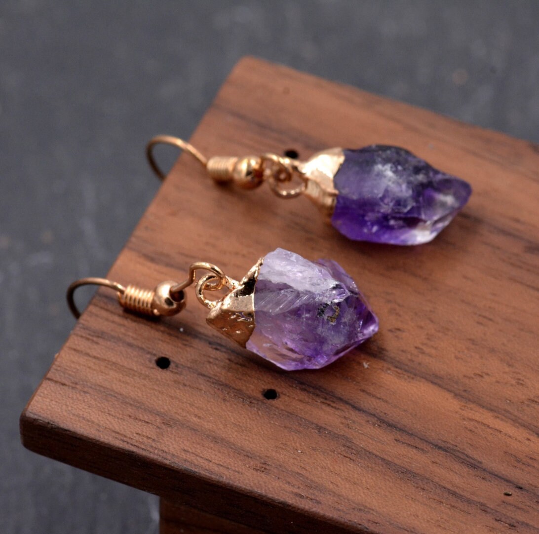Rohe Amethyst Gold Getauchte Ohrringe, Minimalist Kristall Schmuck von MichelleLeeStudioGB