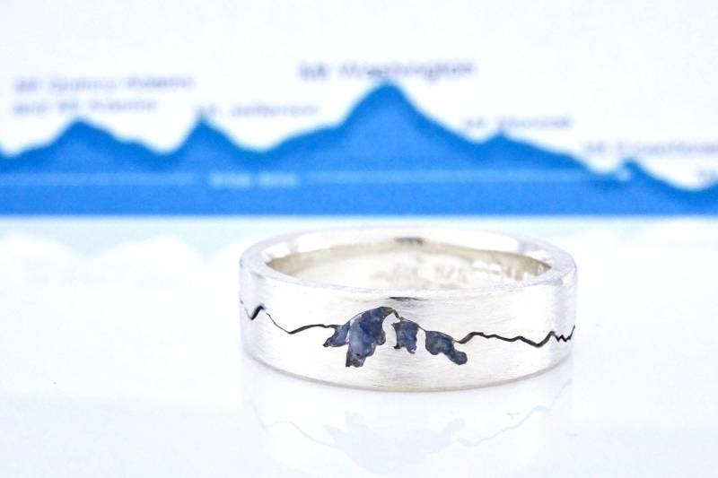 Handgemachte Gipfel Intarsien Ring Aus Recyceltem Metall von MichelleLenaeJewelry