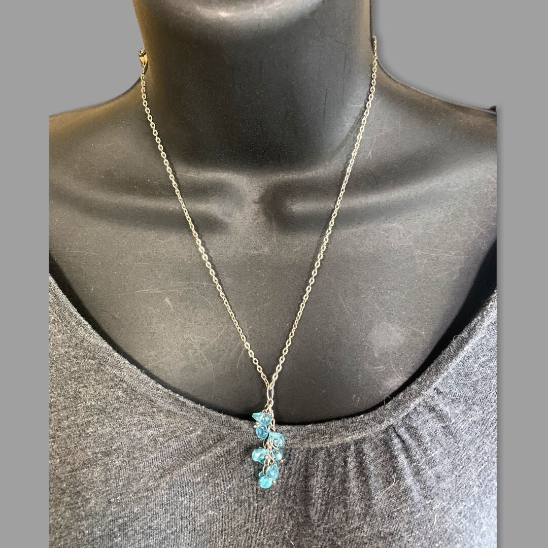 Aqua Teardrop Kristallhalskette - Versilberte Kette, 18 Zoll von MichelleMarieBoutiqu