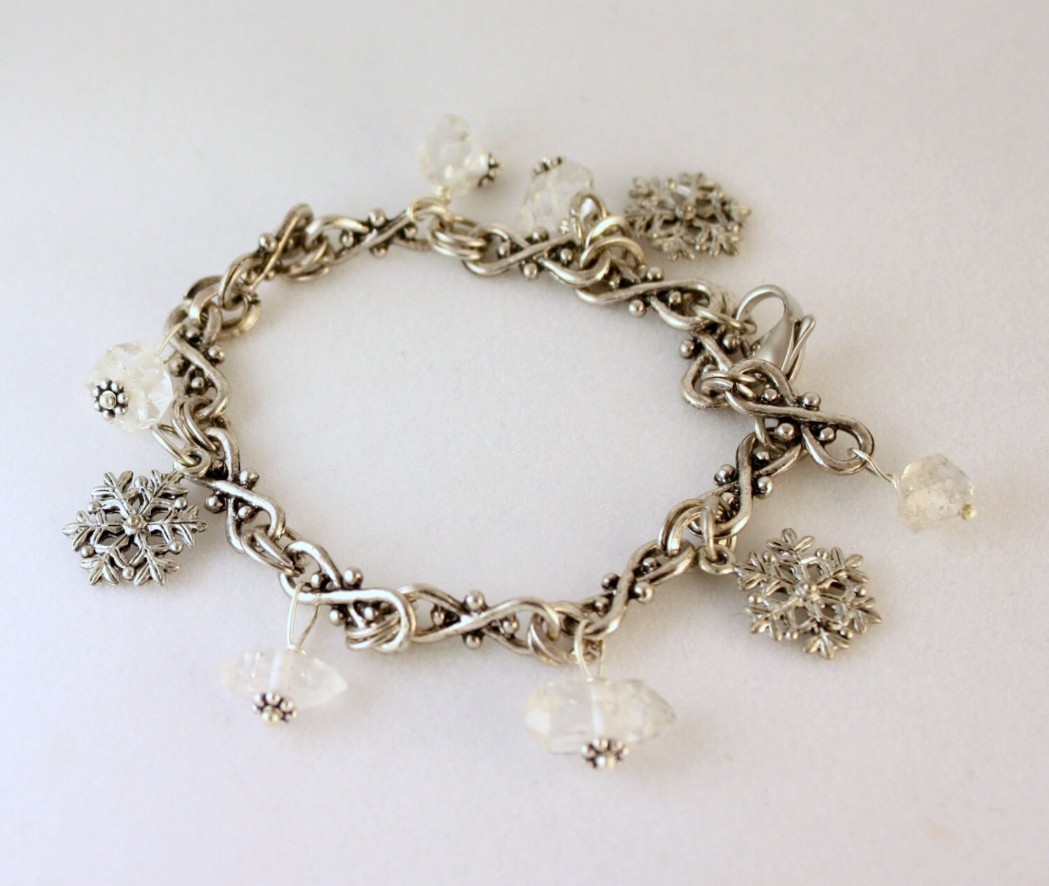 Quarz Und Zinn Filigrane Schneeflocke Charm Armband von MichelleMarieBoutiqu