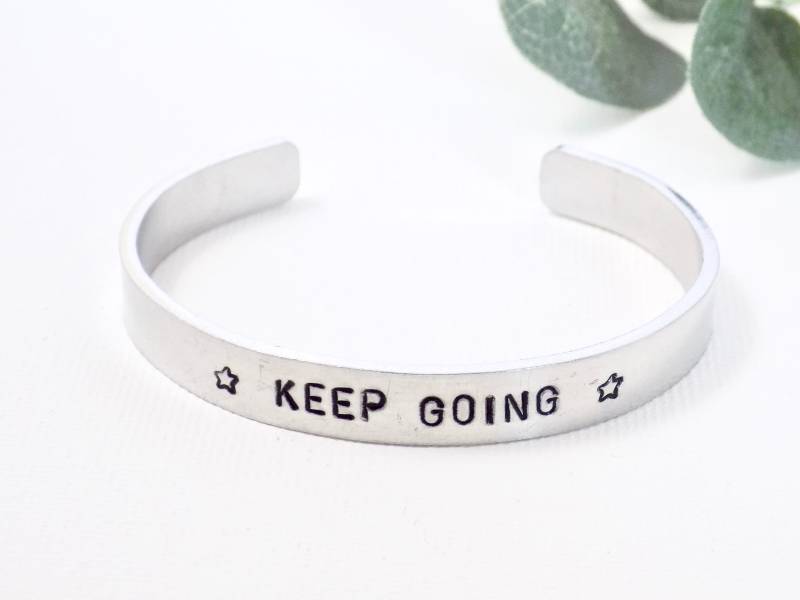 Keep Going Cuff Armband, Frauen Manschette Stacking Motivation Schmuck, Affirmation Custom Armband von Michelleshandcrafted