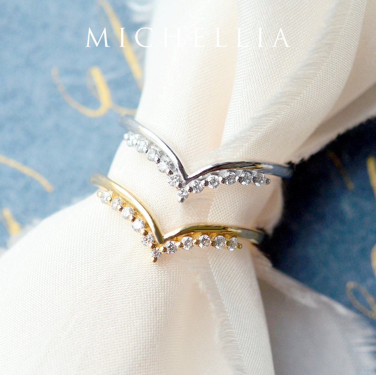 Anne Diamant-Ring, Mondwache Diamant-Band, Geschwungener Krone-Hochzeits-Band, Chevron Band, 14K 18K Gold, Platin, B3002 von MichelliaFineJewelry