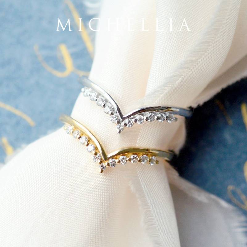 Anne Diamant-Ring, Mondwache Diamant-Band, Geschwungener Krone-Hochzeits-Band, Chevron Band, 14K 18K Gold, Platin, B3002 von MichelliaFineJewelry