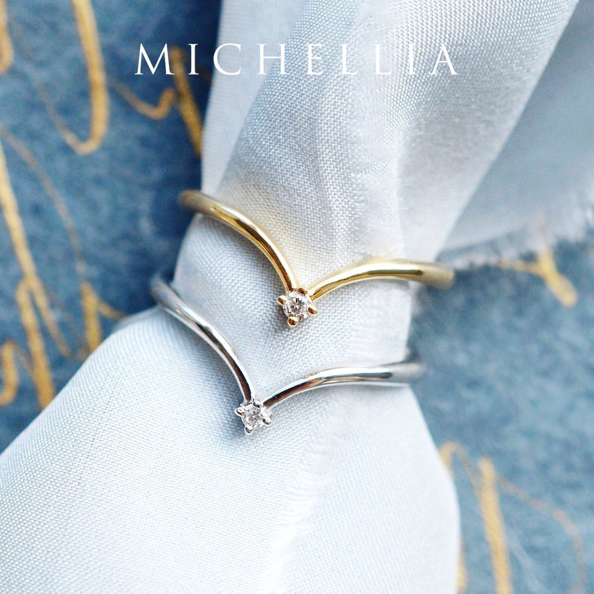 Lesha Diamant-Hochzeits-Band, Mondaufgang-Diamant-Band, Einfaches V-Förmiges Band, Geschwungenes Diamant-Band, Einzelner Diamant, 14K 18K Gold von MichelliaFineJewelry