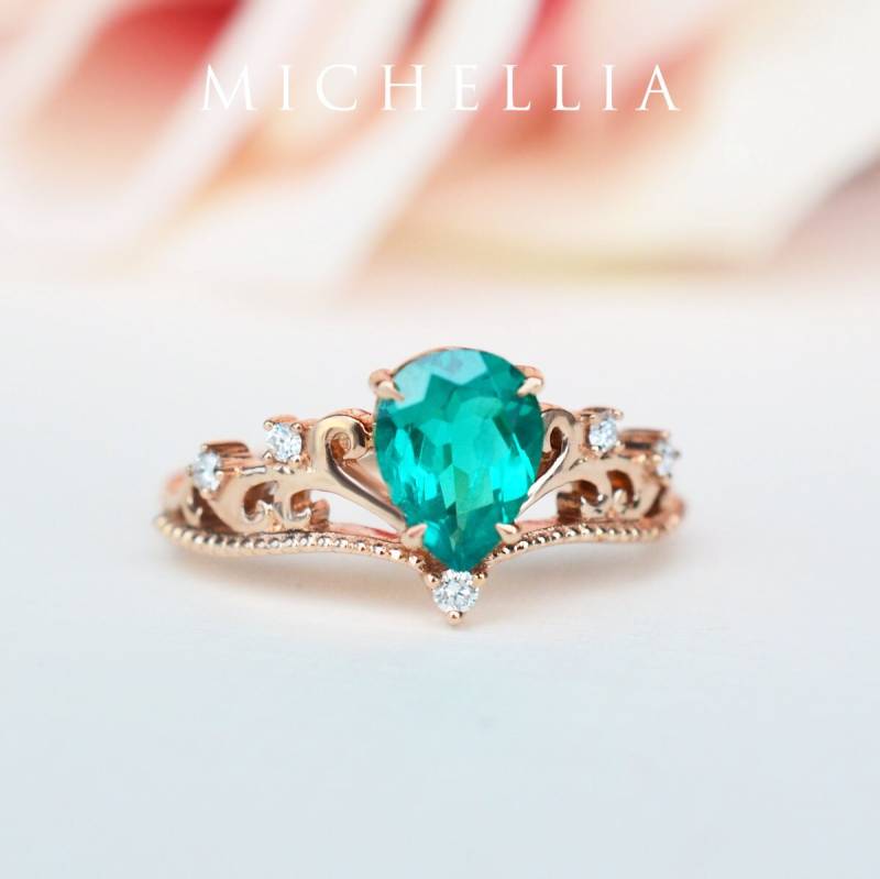 Veronica Smaragd Verlobungsring Vintage Krone Pear Lab Smaragdring 14K Rosegold Braut Set, 18K Gold, Platin von MichelliaFineJewelry