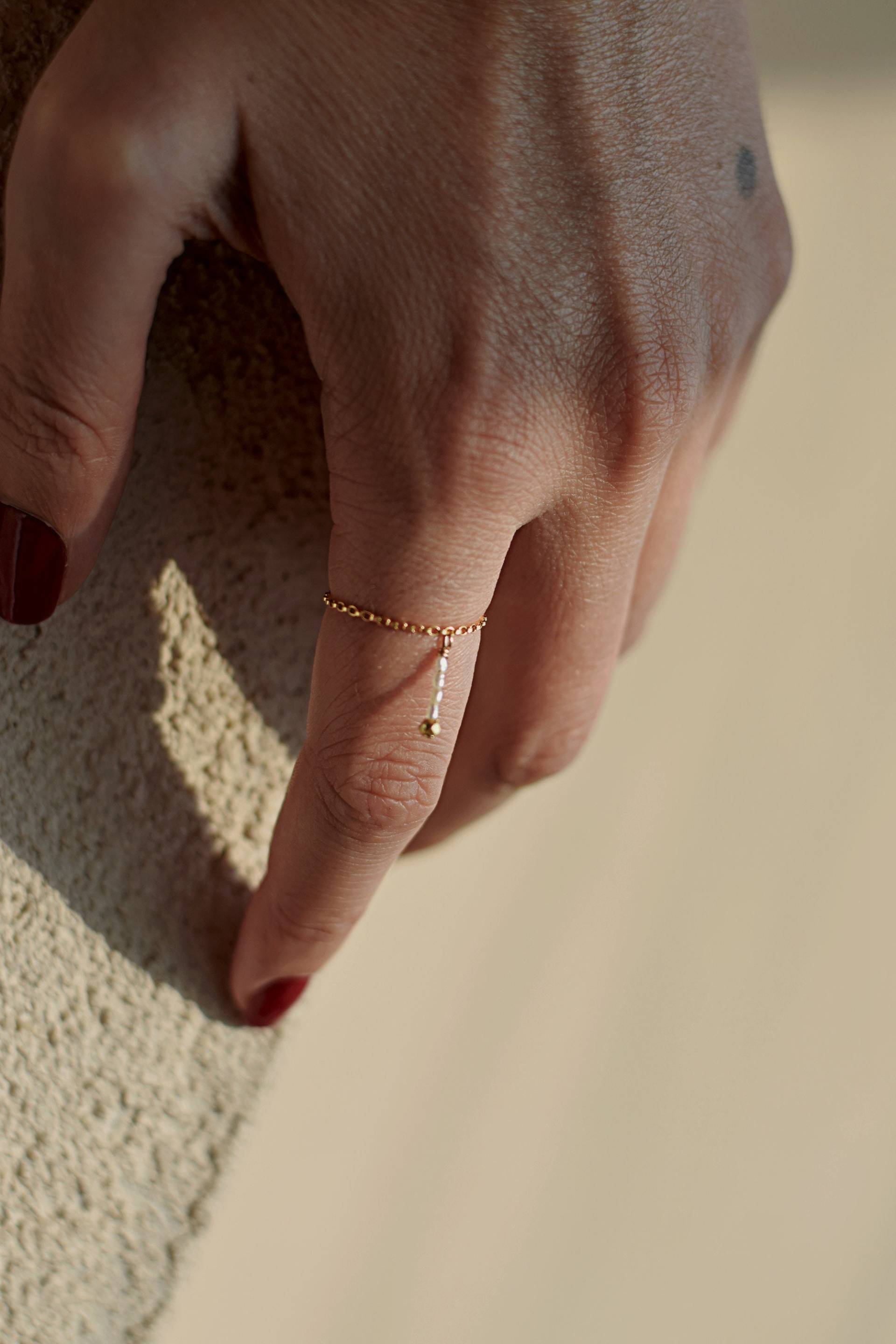 Einzigartiger Kleiner Kettenring, Perlen-Süßwasserperlen-Ring, Baumelnder Nugget-Ring | Mit 14-Karätigem Gold Gefüllt von MichenoJewelry