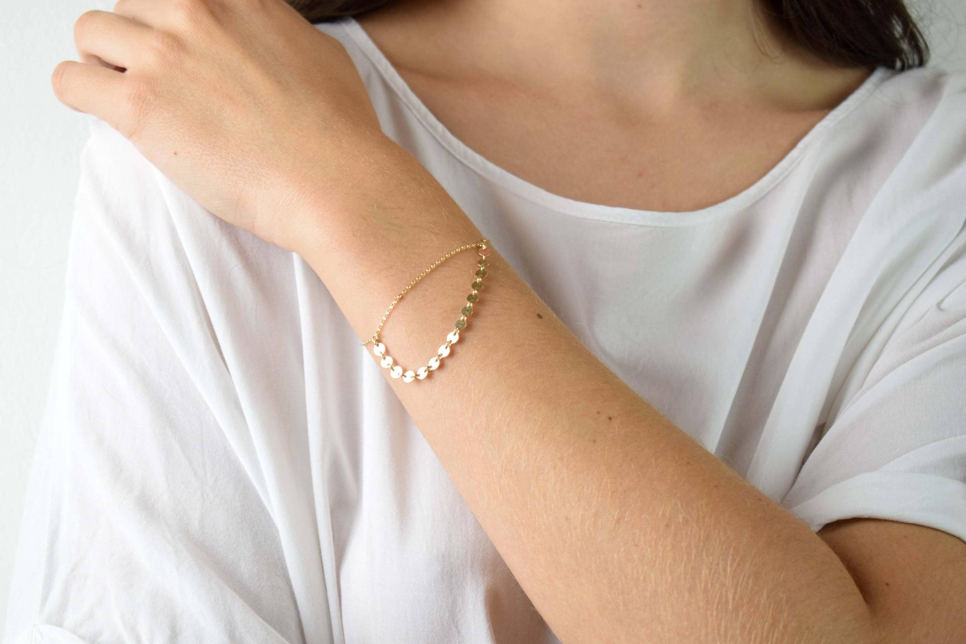 Einzigartiges Scheiben Armband, Zierliche Layered Drop Armband | 14K Gold Filled von MichenoJewelry
