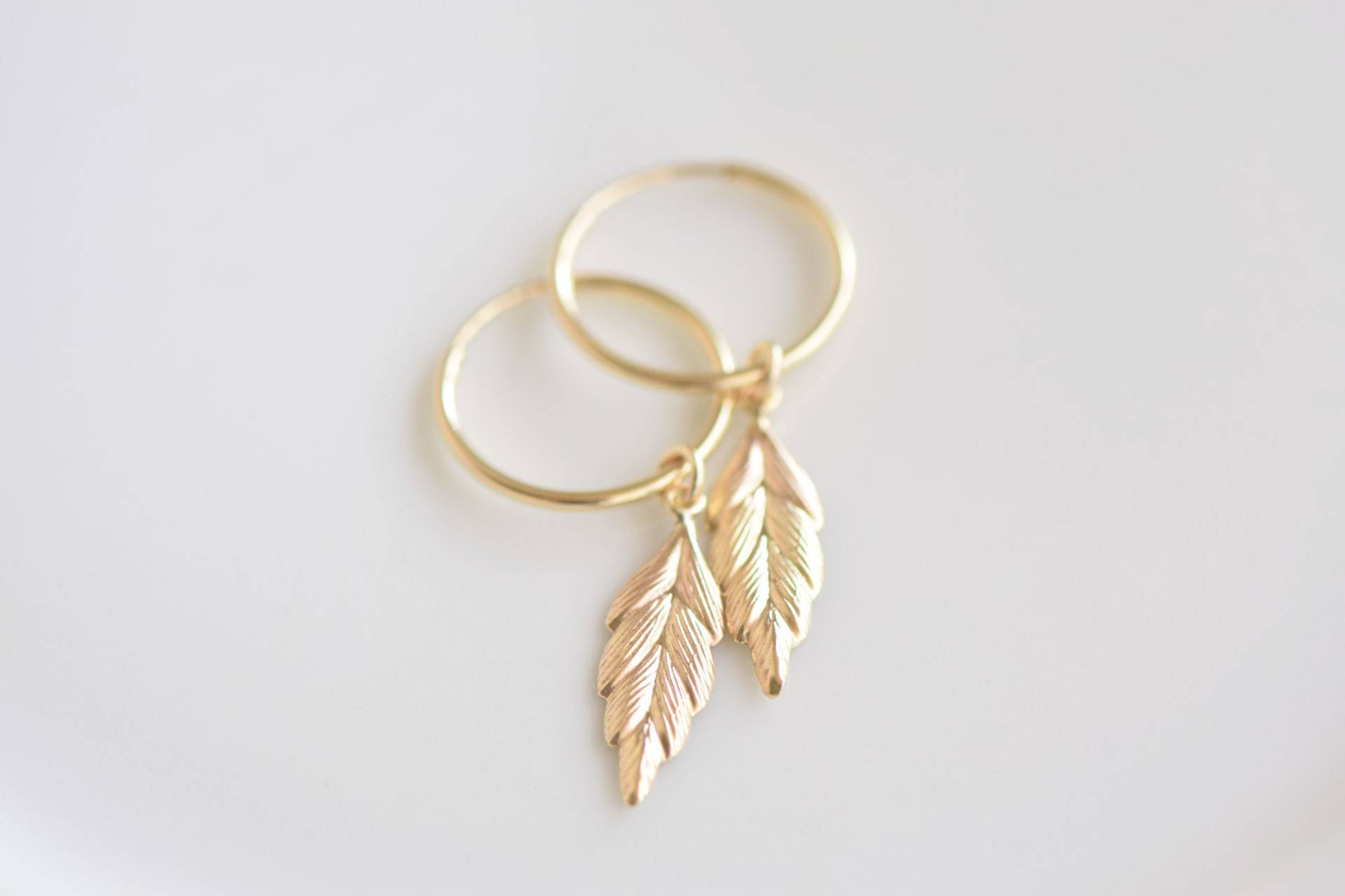 Gold-Blatt-Ohrringe, Einfache Charm Reifen | 14K Gold Gefüllt von MichenoJewelry