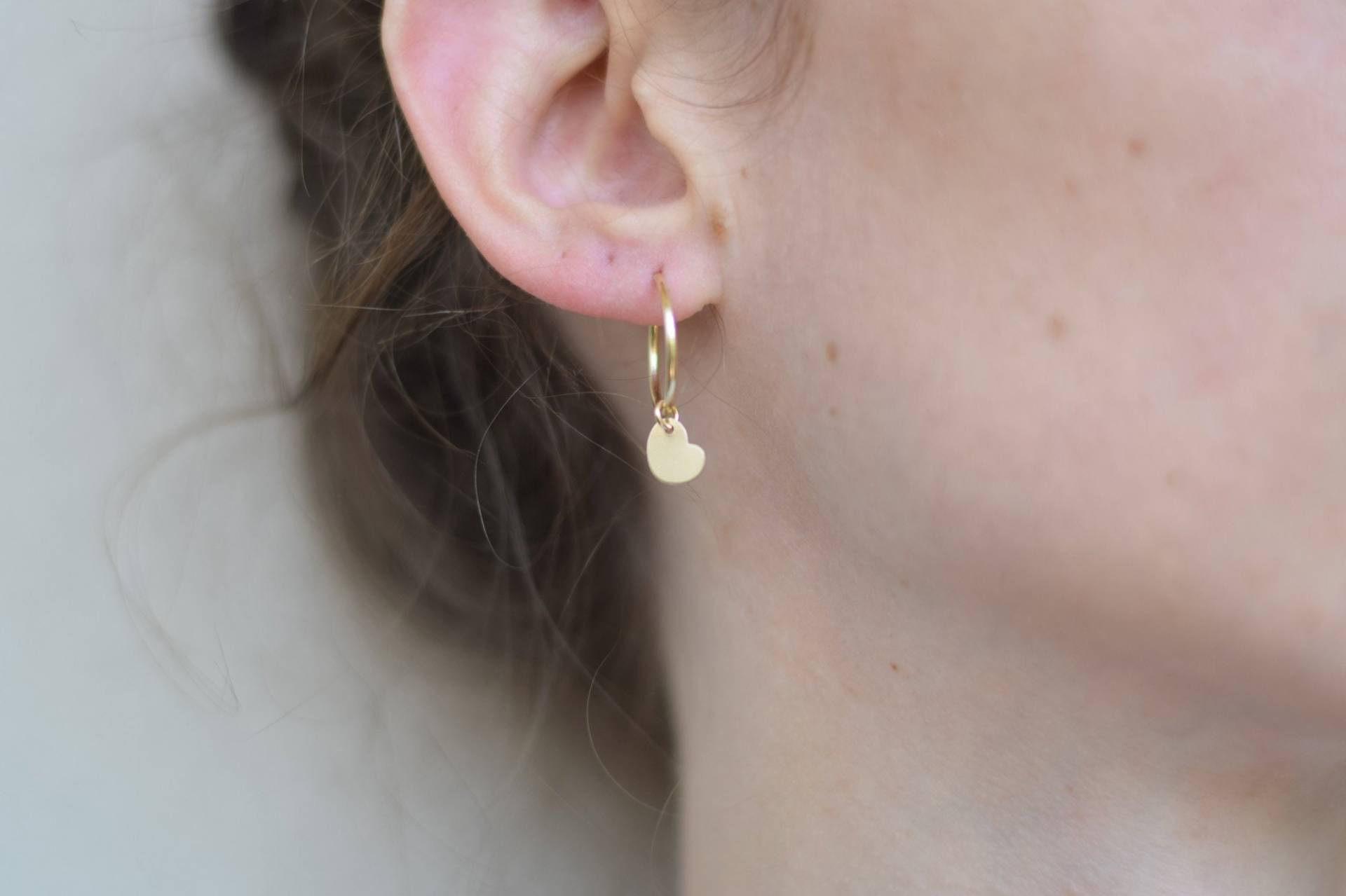 Gold Creolen, Herz Ohrringe, Charm Creolen | 14K Gefüllt von MichenoJewelry