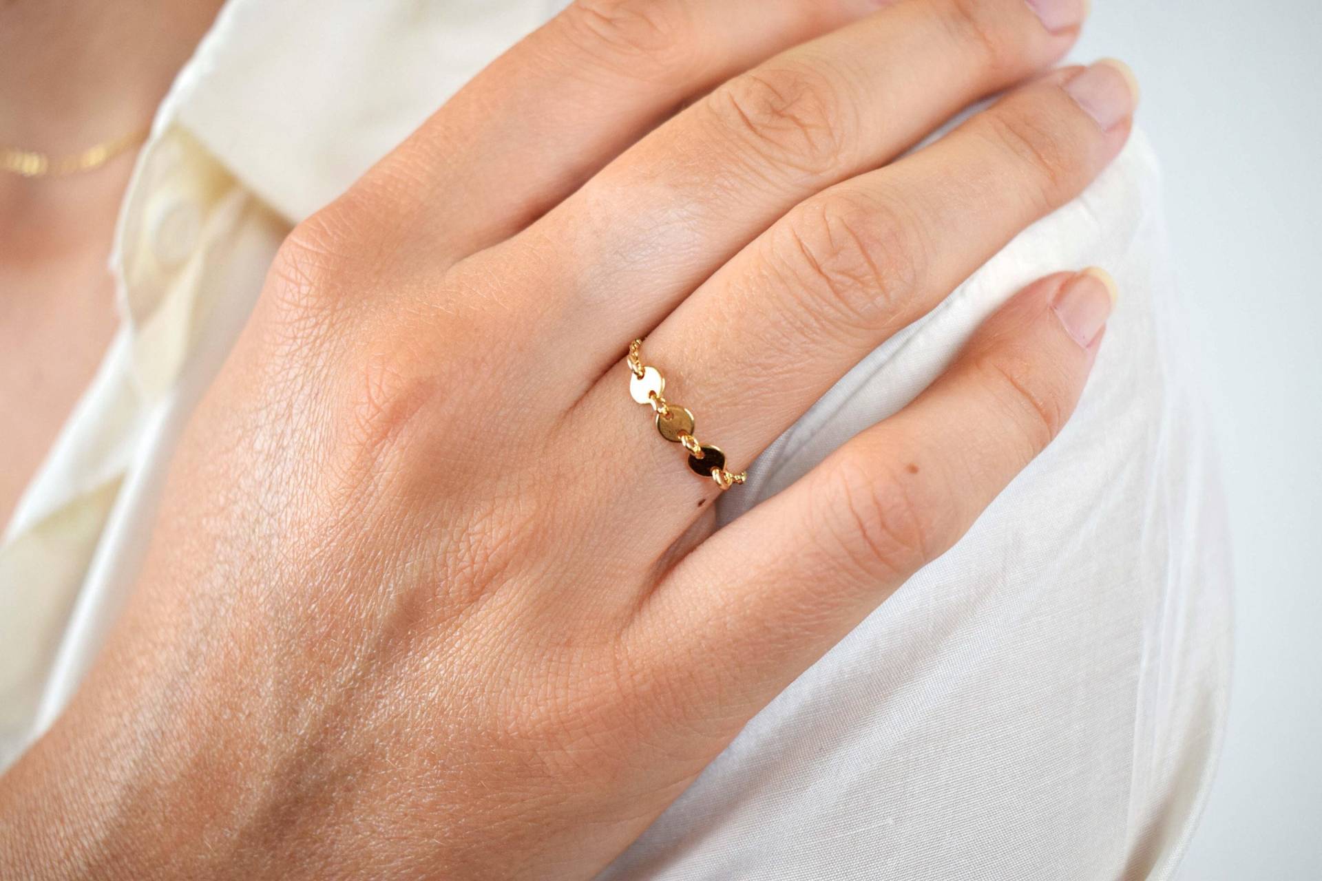 Gold Filled Kettenring, Zierlicher Stapelscheiben Ring, Zierlicher Münzen Ring Für Frauen | 14K von MichenoJewelry