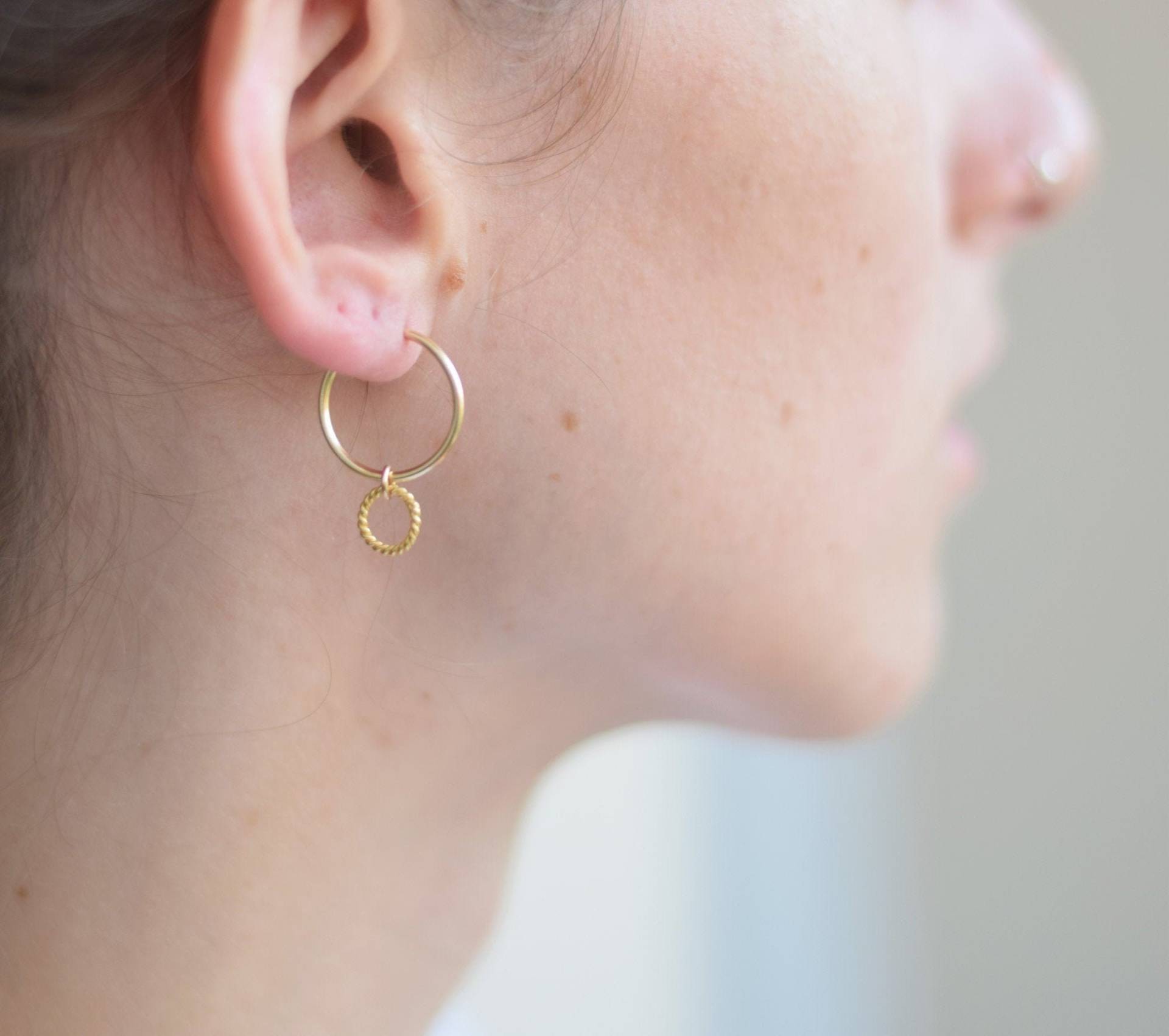 Gold Hoops, Kreis Ohrringe, Karma Hoops | 14K Filled von MichenoJewelry